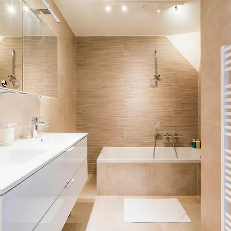 Renewed Comfort Duplex W 2 Terraces Nearby Marina 아파트 니우포르트