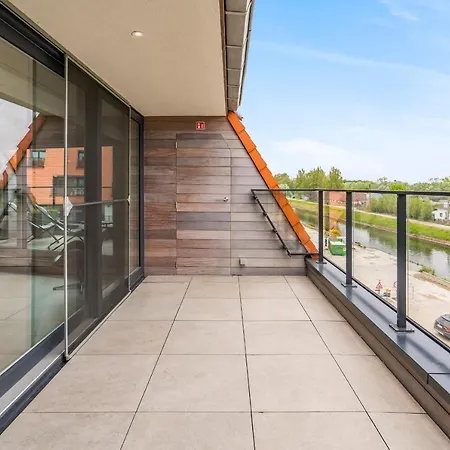 Renewed Comfort Duplex W 2 Terraces Nearby Marina 아파트